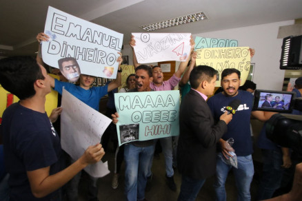 Manifestantes ocupam a Câmara e pedem CPI contra Emanuel