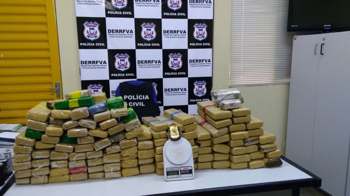 Polícia encontra 200 kg de maconha ao apreender carro roubado