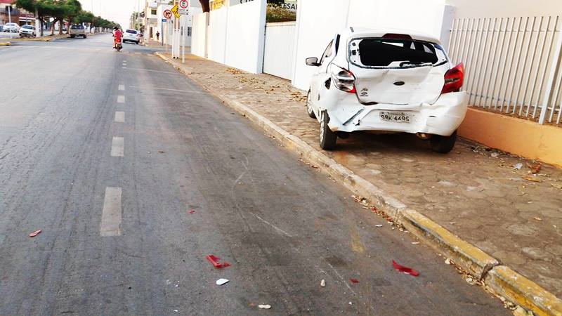 Com caminhonete, motorista bate em veículo estacionado e foge