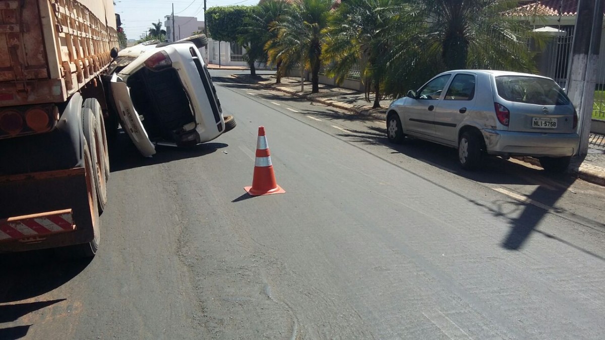 Corrida Maluca: Carro capota no Centro de Primavera