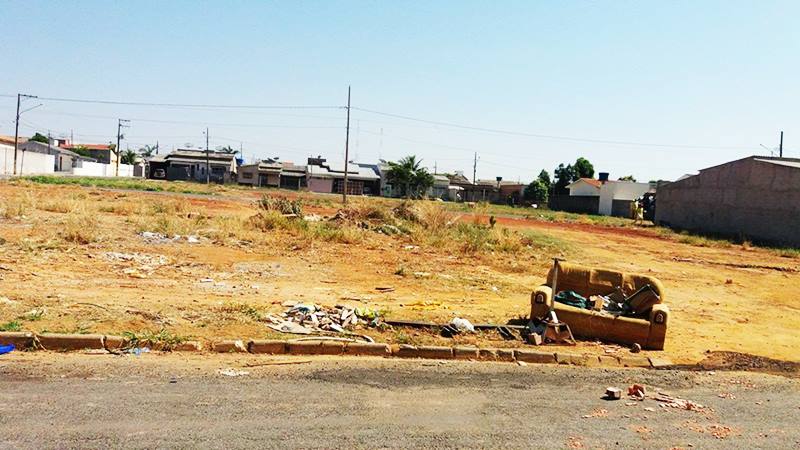 Moradores do Poncho Verde reclamam de lixo jogado em terreno da prefeitura