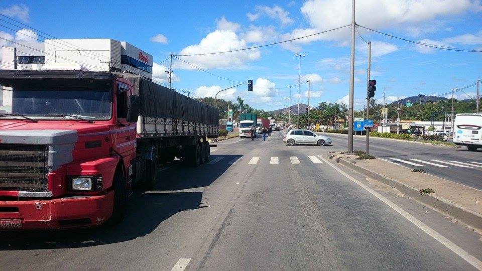 Quadrilha rende caminhoneiros e rouba caminhão carregado com farinha de trigo