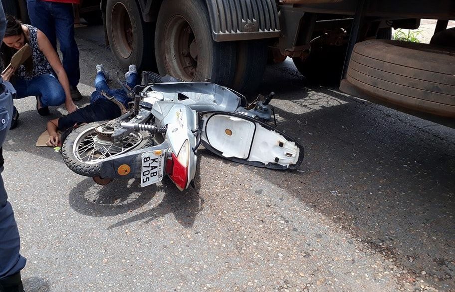 Caminhão atropela e arrasta motociclista em Trevo da MT 130