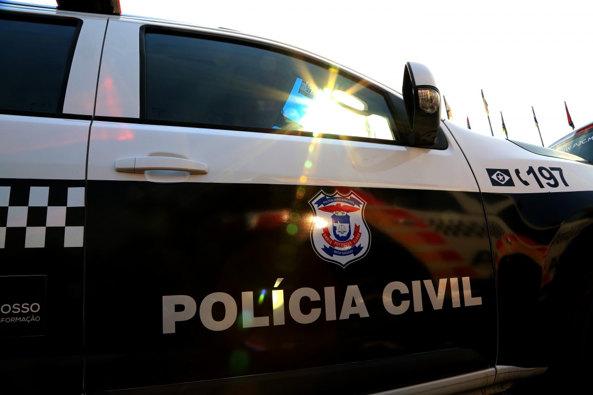 Investigações apuram os crimes de adulteração de sinal de veículo e posse ilegal de arma de fogo de uso restrito, além de infrações administrativas