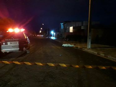 Menor de 17 anos morreu após colidir em um poste no bairro Castelândia; o menor estava empinando uma moto