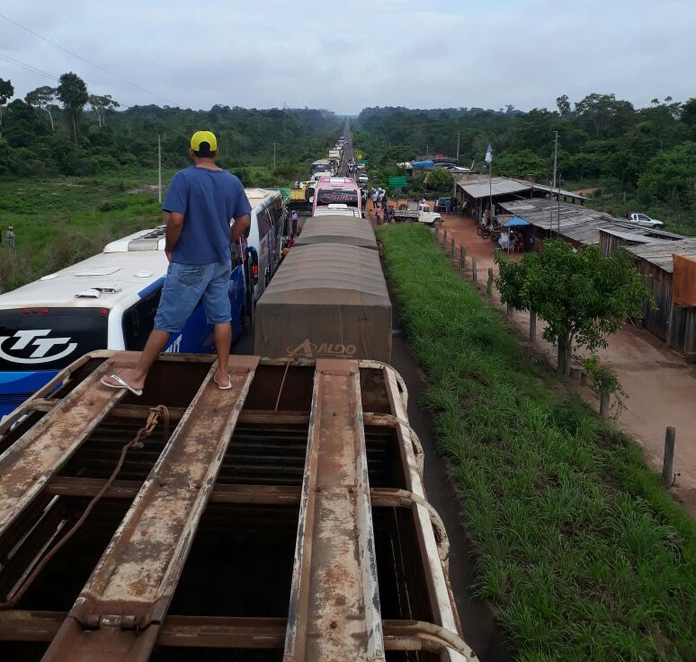 Manifestantes do MST fazem 2º dia de bloqueio em rodovia e cobram regularização de área em MT