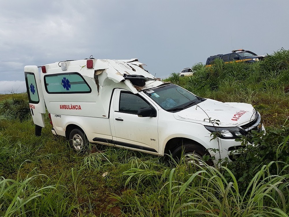 Ambulância com duas pessoas capota após pneu estourar em rodovia