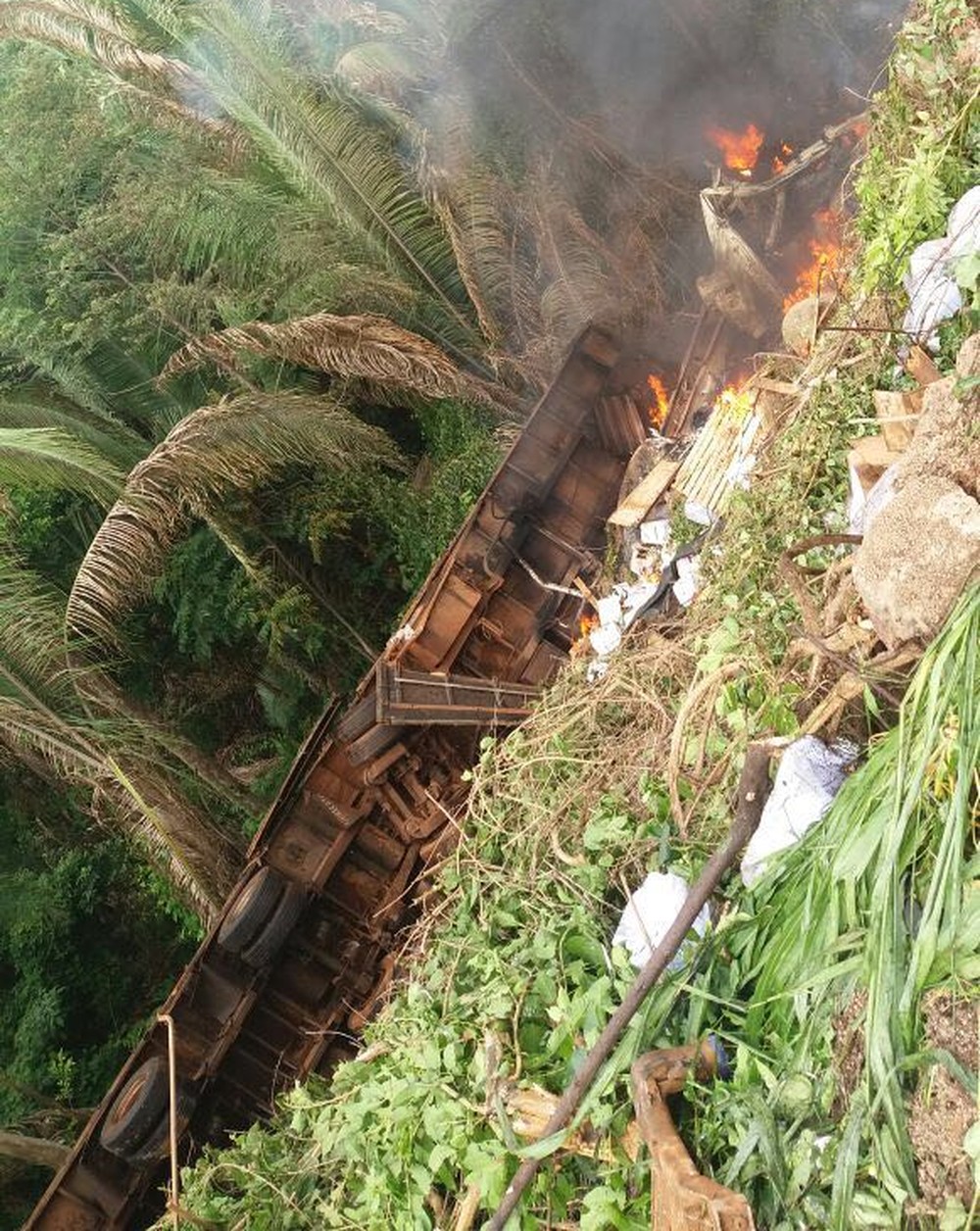 Corpo de motorista é localizado em carreta que pegou fogo após acidente na Serra de São Vicente em MT