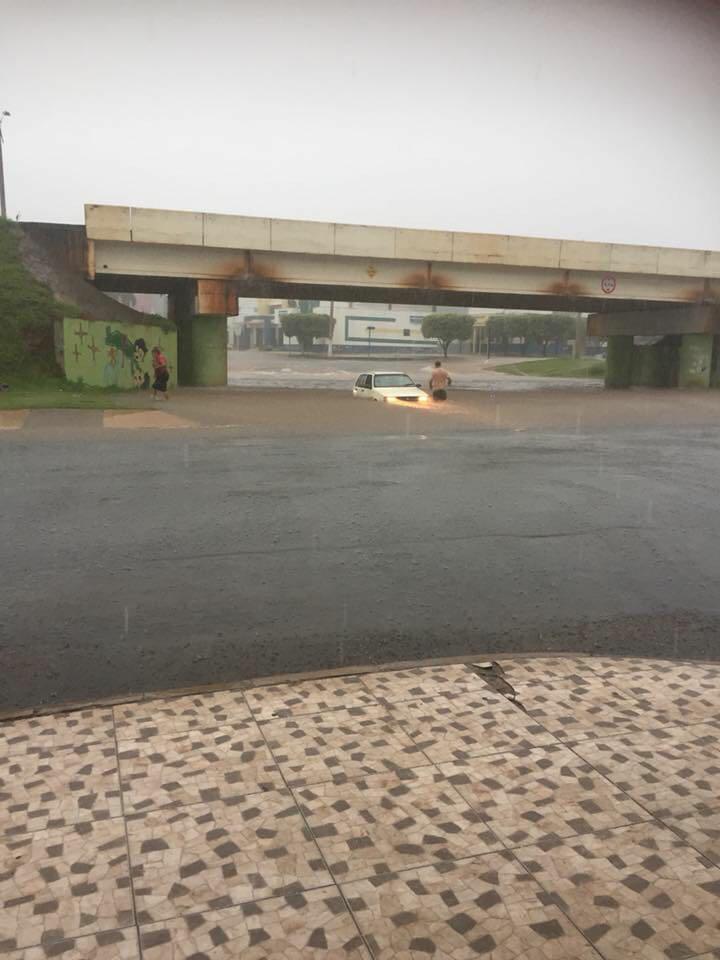 Chuva provoca alagamento em Primavera do Leste