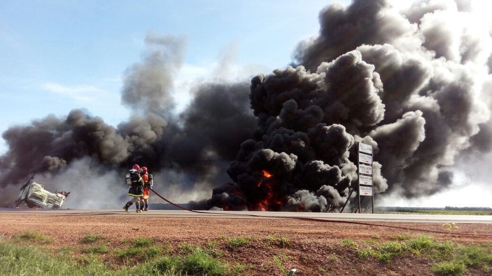 Três pessoas morrem em rodovia após explosão entre caminhões em acidente