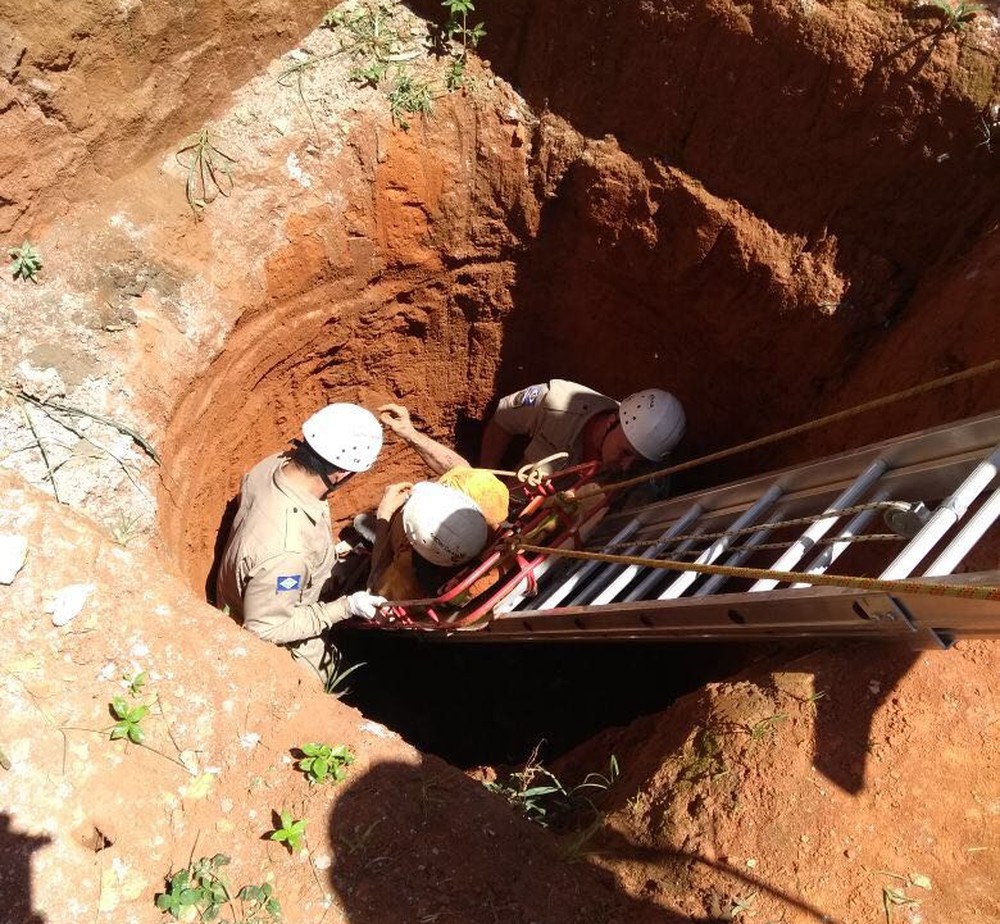 Idoso de 72 anos cai de andaime em fossa de 5 metros e é resgatado pelos bombeiros