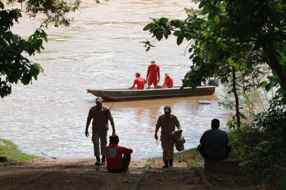 TRAGÉDIA: Homem entra com filho em rio e se afoga; criança está desaparecida