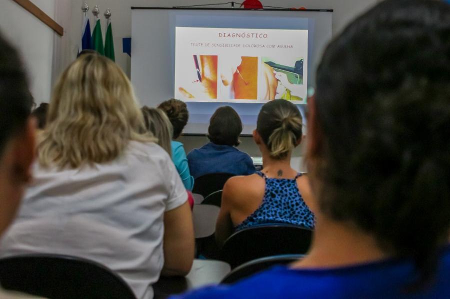 Profissionais de saúde recebem capacitação sobre hanseníase