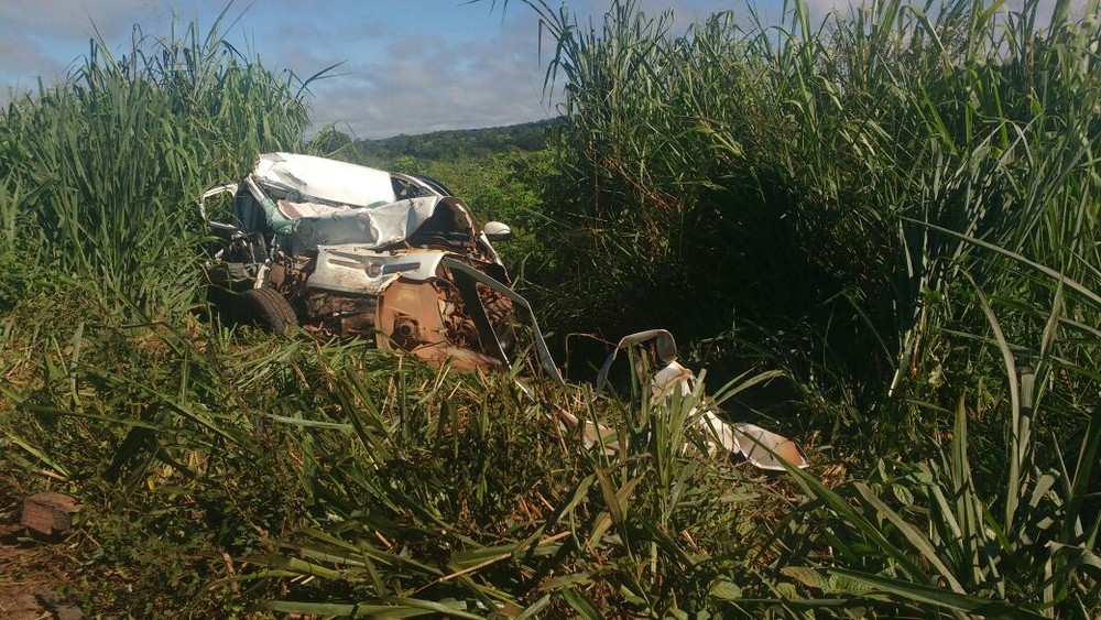 Carro se envolve em acidente com caminhão em Mato Grosso