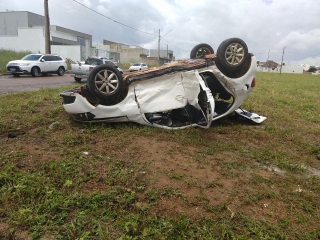 Carro capota após colisão em cruzamento próximo ao Lago Municipal