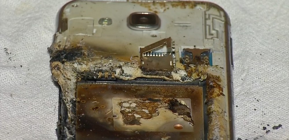 Celular pega fogo enquanto carregava e destrói casa