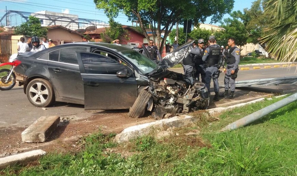 Ladrão rouba carro, bate em poste e veículos e tenta atropelar PMs durante fuga