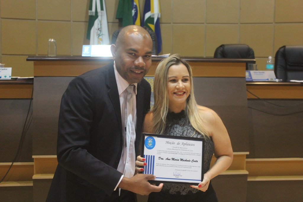 Vereador Luis Costa entrega Moção de Aplausos a Delegada titular da DERF durante sessão ordinária