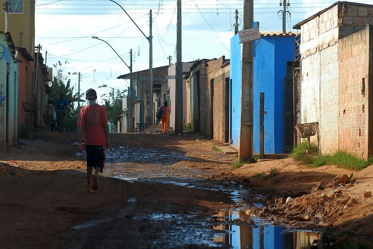 Mais de 40% dos brasileiros até 14 anos vivem em situação de pobreza