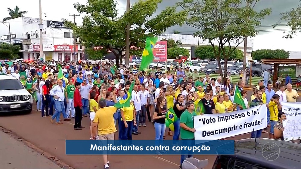 Manifestantes protestam contra a corrupção em MT na véspera do julgamento do habeas corpus de Lula no STF