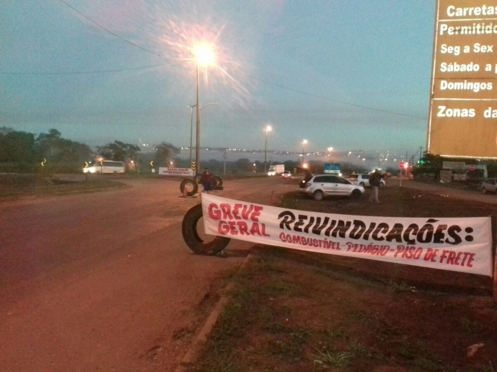 Caminhoneiros fazem 2º dia de protesto em rodovias de MT contra o reajuste dos combustíveis