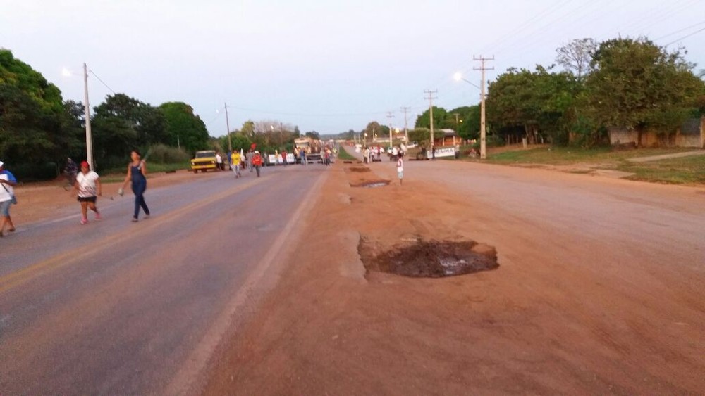 Grupo bloqueia rodovia e cobra regularização de assentamento em MT