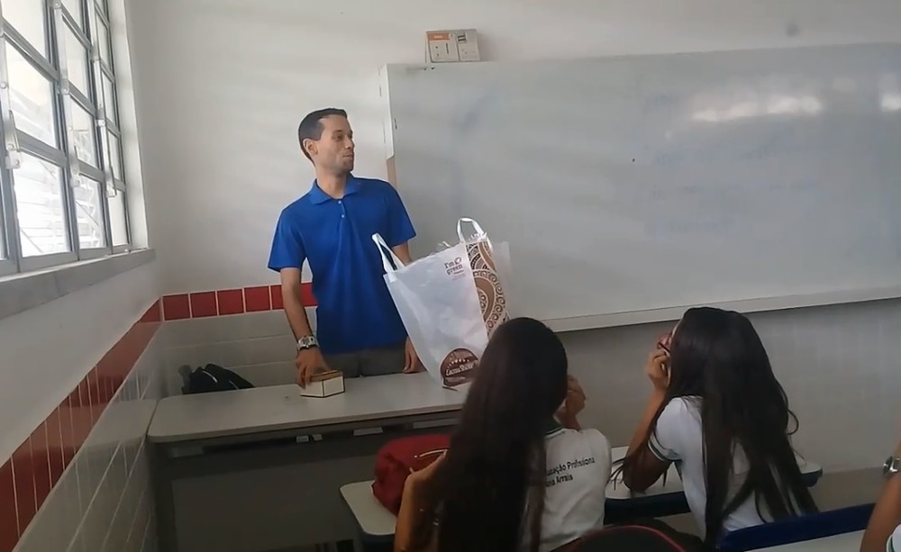 Alunos fazem vaquinha e presenteiam professor que está sem salário há dois meses