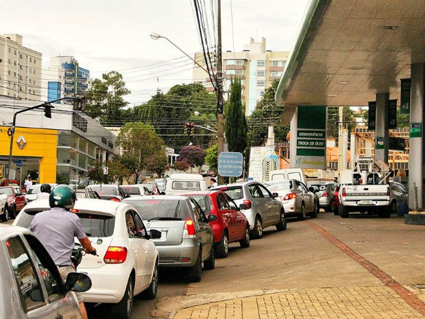 A Associação Brasileira dos Caminhoneiros confirma acordo com governo e pede fim da paralisação