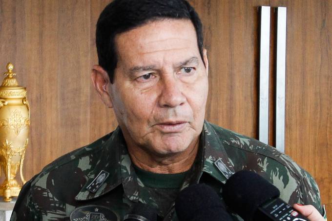 Intervenção militar não é varinha mágica, diz general Mourão