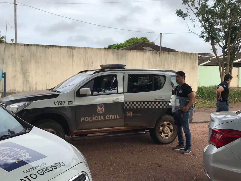 Polícia Civil prende duas pessoas que torturaram mulher com pauladas nas mãos em Primavera do Leste