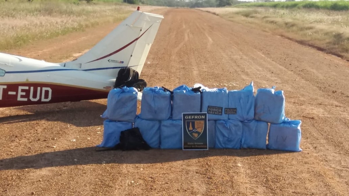 Avião com cerca de 400 kg de droga que seguia da Bolívia para a Europa é apreendido em pista clandestina em MT