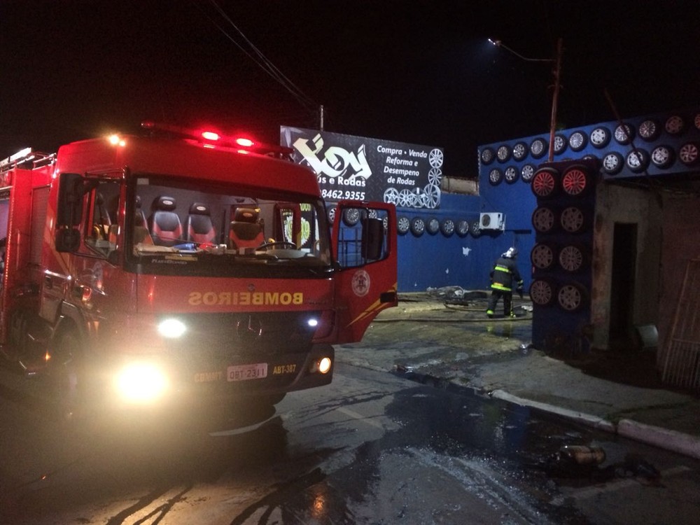 Incêndio destrói loja de rodas esportivas e pneus em Várzea Grande (MT)