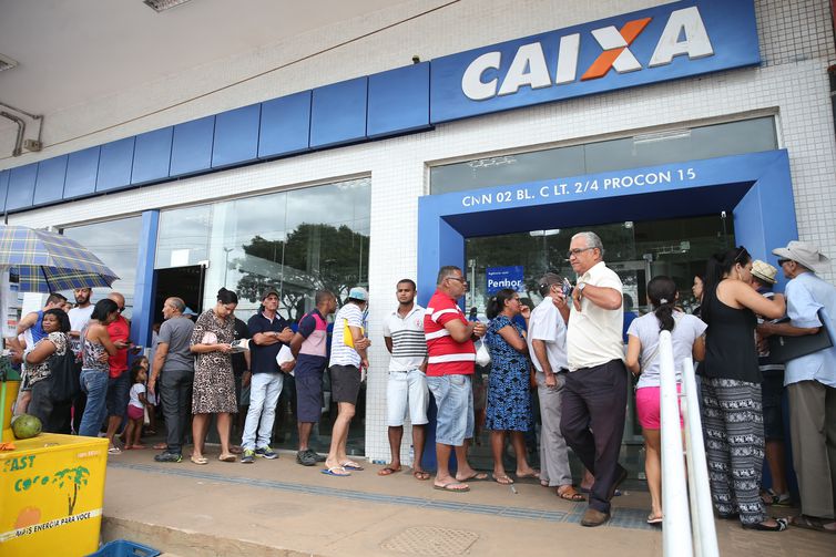 Caixa abre duas horas mais cedo a partir de amanhã