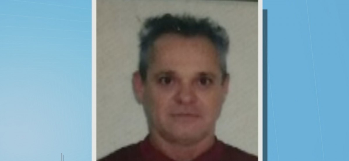 Perito morre após bater motocicleta em caminhonete estacionada
