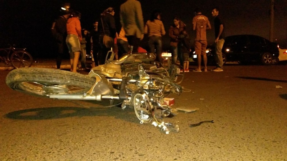 Homem morre e passageiro fica ferido após motocicleta derrubar placa de sinalização