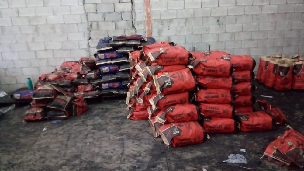 Depósito clandestino é descoberto e polícia e apreende 340 sacos de carvão vegetal