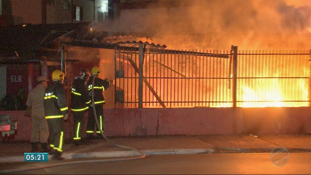 Homens ateiam fogo em bar e destroem estabelecimento