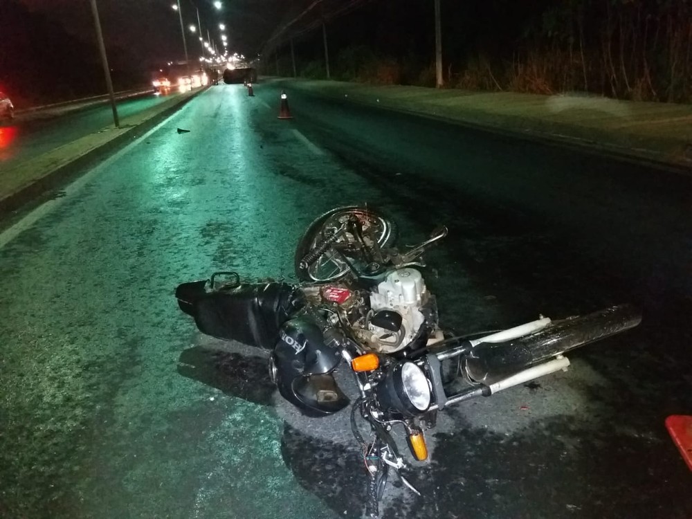 Motociclista morre ao ser atingido por carro e veículo capota em avenida