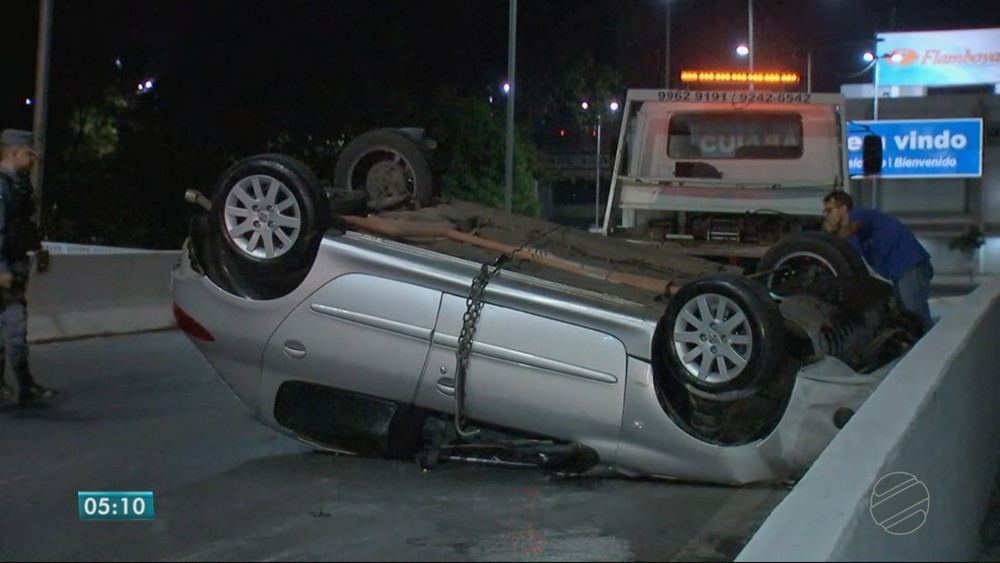 Motorista perde o controle de carro, capota em ponte e abandona o veículo em MT
