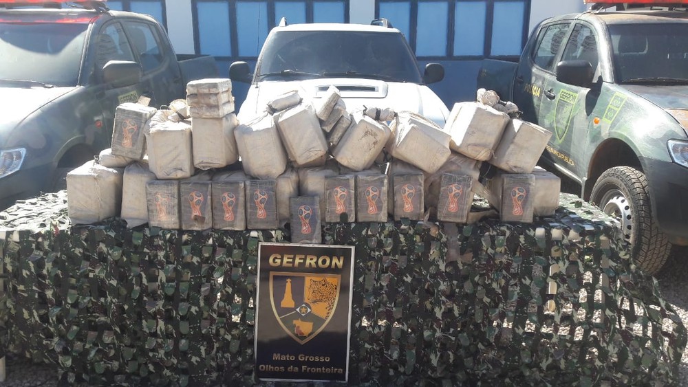 Jovem flagrado com mais de 200 kg de cocaína é preso ao invadir casa e se esconder embaixo de cama