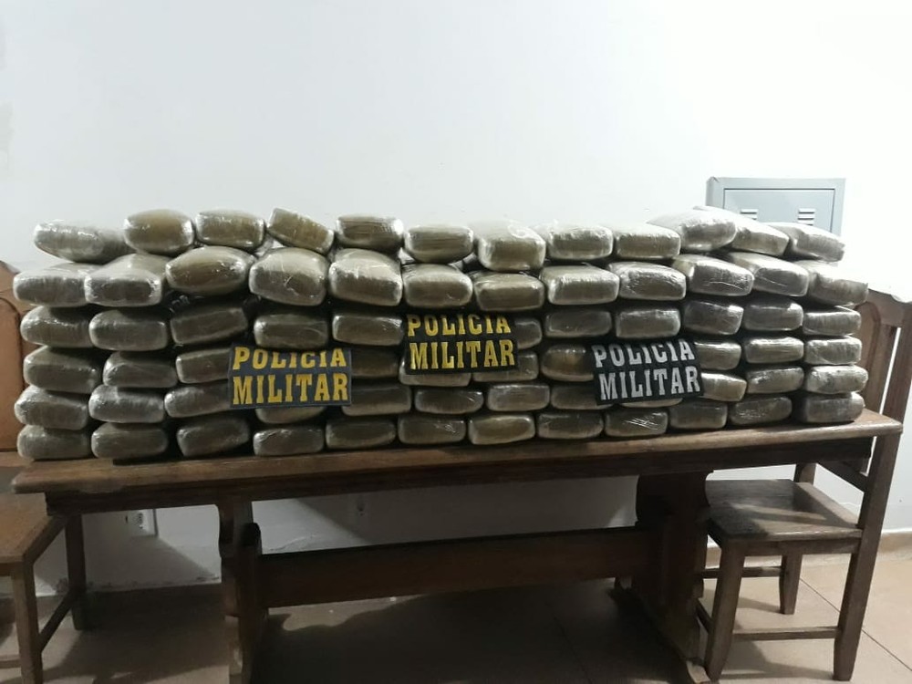 Avião com 150 kg de maconha faz pouso forçado em fazenda, piloto alega que foi sequestrado e é preso em MT
