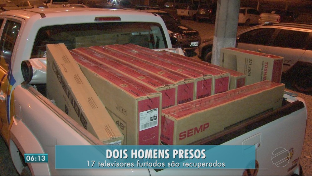 Dois homens são presos com 17 televisores furtados de loja