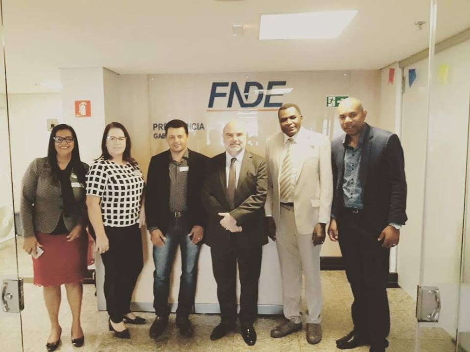 Vereadores se reúnem com representante do FNDE que afirma, que o dinheiro para a obra da creche no Jardim Luciana está na conta do executivo