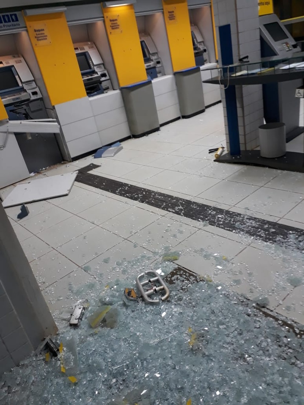Quadrilha faz moradores reféns, explode caixas e cofres de 2 bancos