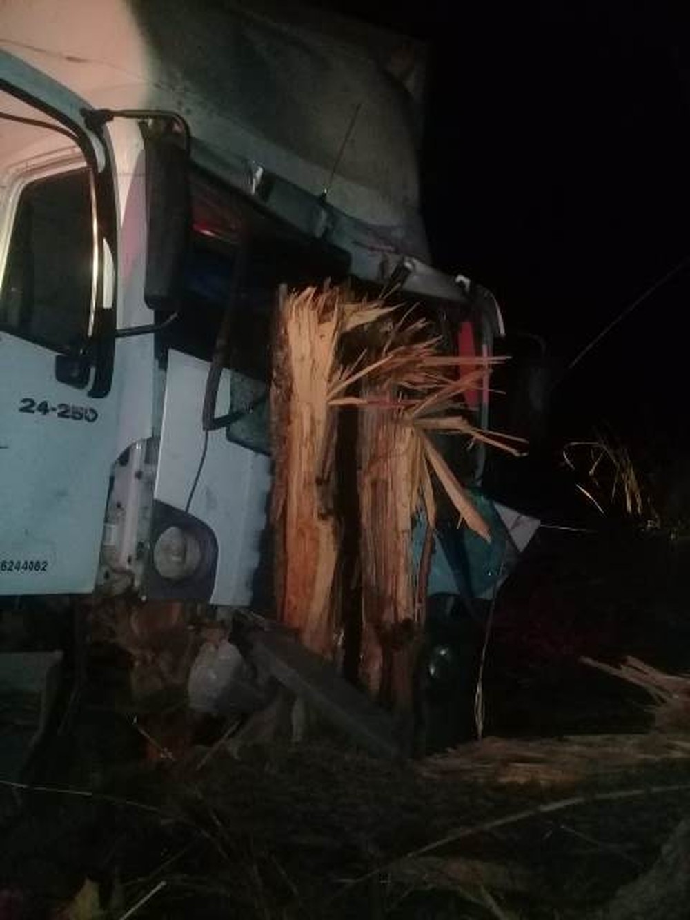 Motorista de carro morre e bebê de 4 meses sobrevive após ser lançado para fora de caminhão em acidente em MT