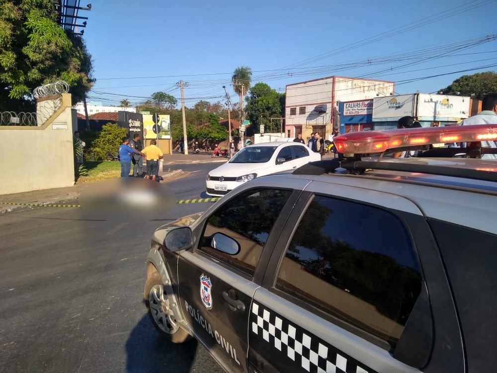 Motociclista bate em carro, cai e morre atropelado por caminhão