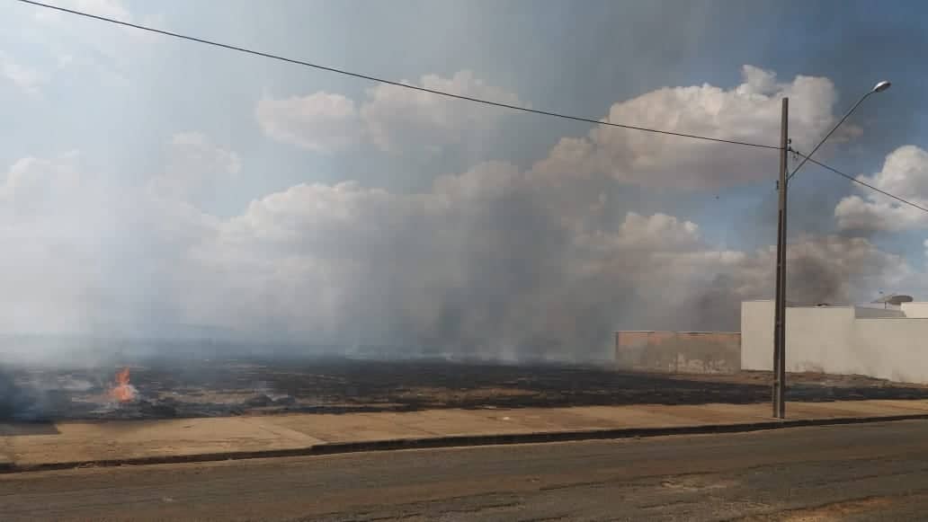 Caminhonete colide com caminhão do Corpo de Bombeiros durante atendimento de ocorrência de incêndio em Primavera do Leste