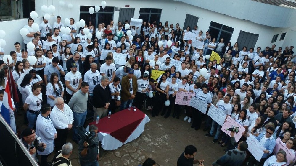 Durante protesto no Paraguai, pai de estudante brasileira morta cobra justiça: ‘espero que as autoridades despertem’