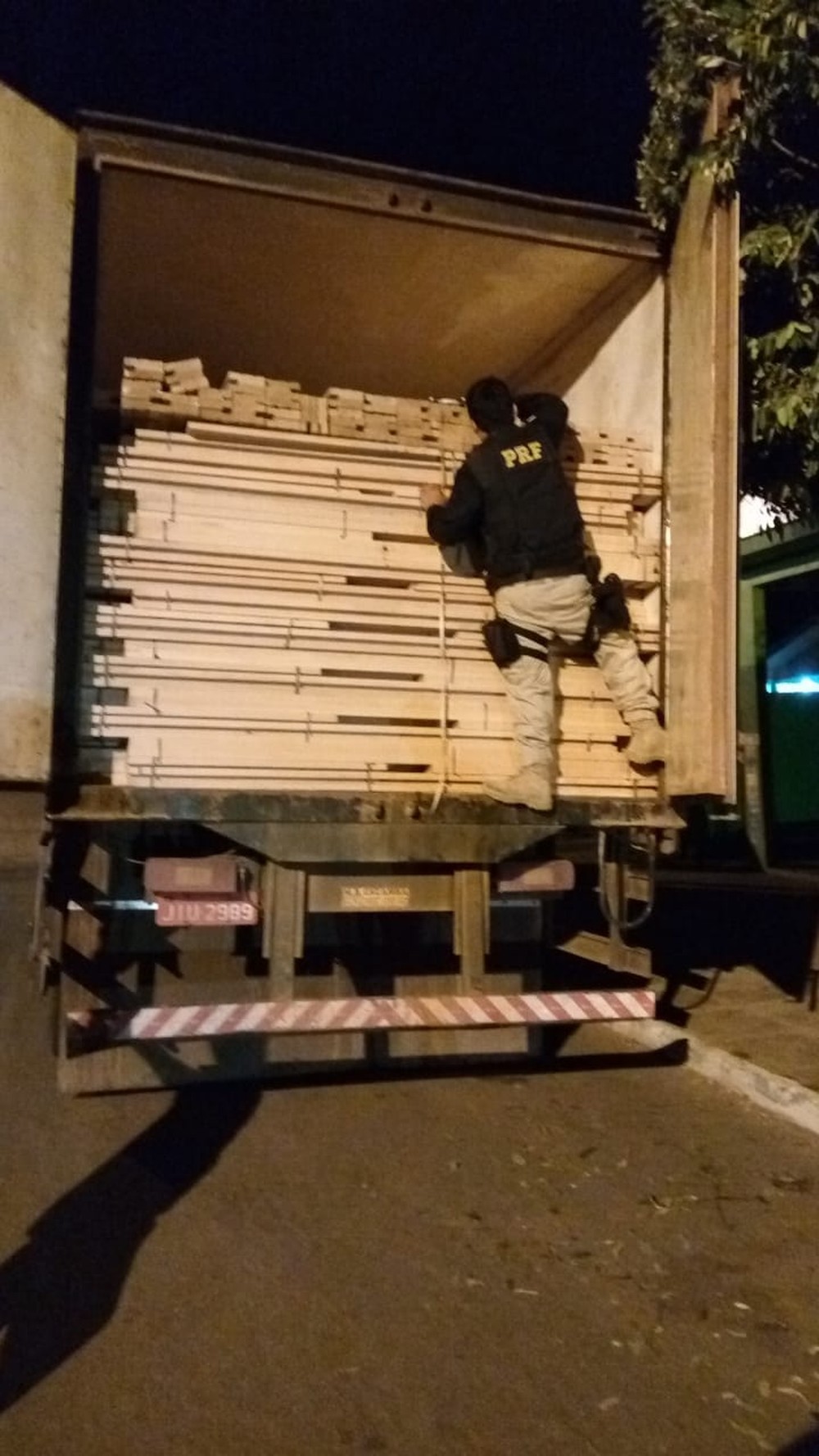 Caminhões carregados com madeira ilegal são apreendidos pela PRF