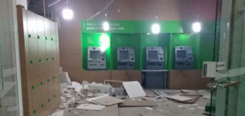 Criminosos explodem agência e mantêm reféns